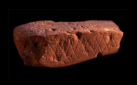Ruim 70.000 jaar oud stuk gegraveerde rode oker uit Blombos Cave