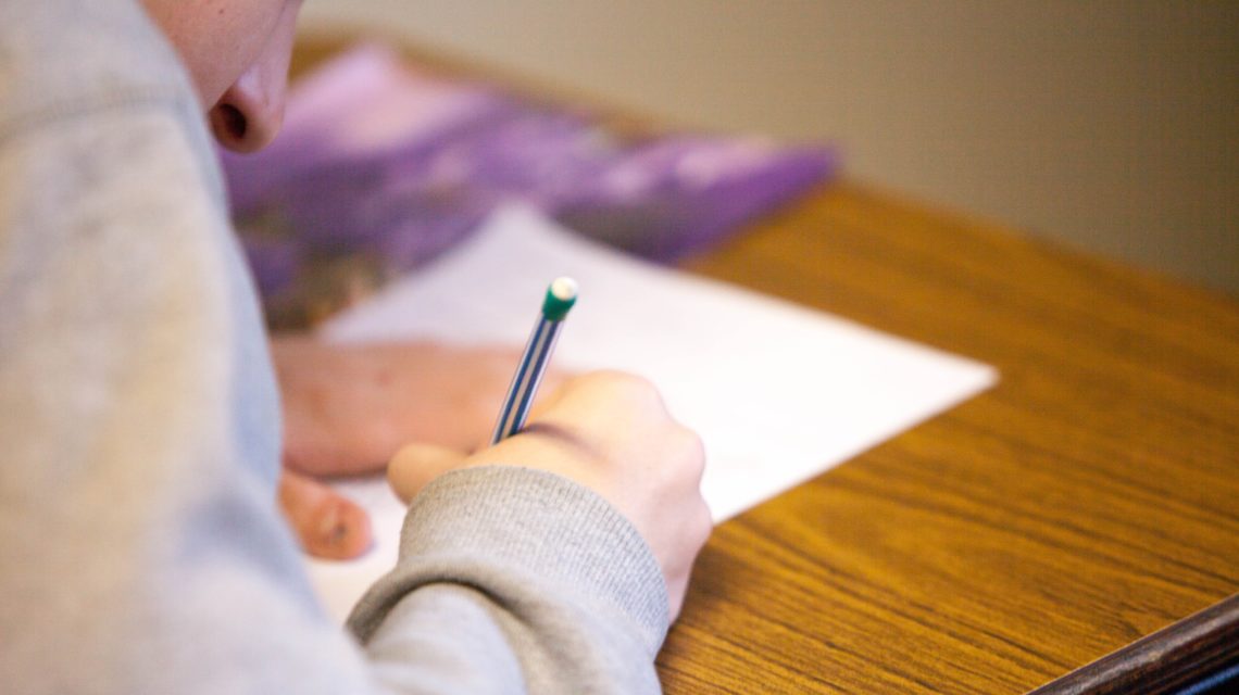 een kind leert schrijven op school