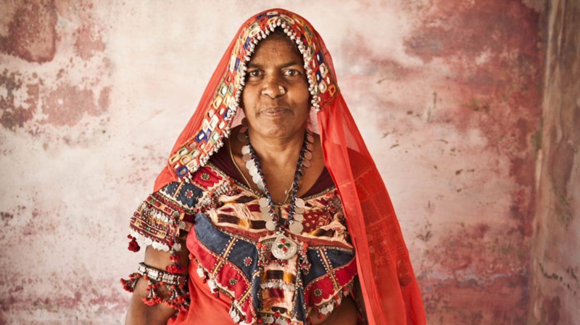 Een vrouw van de Banjara-stam in traditionele kleding