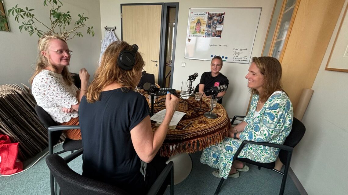 Interview met vlnr Fieke Terstappen, Charlotte Droogendijk en Titia Lely (rug Karin van den Boogaert)