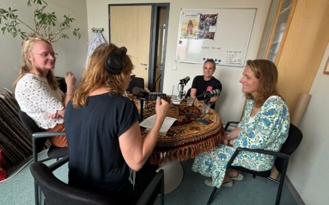 Interview met vlnr Fieke Terstappen, Charlotte Droogendijk en Titia Lely (rug Karin van den Boogaert)