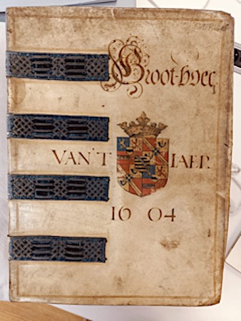 Nationaal Archief, Archief van de Nassause Domeinraad (1.08.11), inv.nr. 1440 = Omslag van een grootboek uit 1604 met de financiële administratie van stadhouder Maurits.